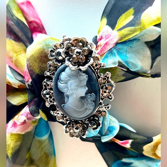 Women’s Lady Cameo Brooch Pin - Picture 4 of 4